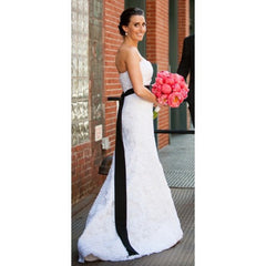 Oscar de la Renta
22n42
Alencon Lace
Silk Taffeta
Wedding Dress
Side