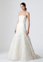 Vera Wang
Devon
Silk Organza
Strapless
Drop waist
Fit N Flare
Wedding Dress
Front wide 1