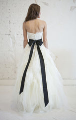 Vera Wang Chantilly Lace Eliza Wedding Dress
